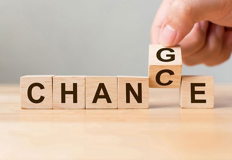 Chance/change, skrevet på træklodser